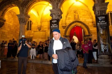 Nakon 26 godina, veliki hrvatski pijanist i svjetska zvijezda, Ivo Pogorelić spektakularno je nastupio u sklopu Vip programa 62. Dubrovačkih ljetnih igara, sinoć 25. srpnja u atriju Kneževa dvora pred 700 ljudi.