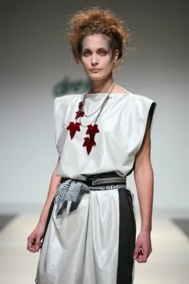 Treća večer započela je Artiđaninom sjajnom kolekcijom koju su obilježili nespojivi punk i elegancija.