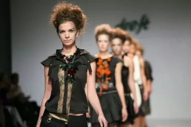 Treća večer započela je Artiđaninom sjajnom kolekcijom koju su obilježili nespojivi punk i elegancija.