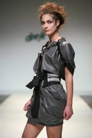 Treća večer započela je Artiđaninom sjajnom kolekcijom koju su obilježili nespojivi punk i elegancija.