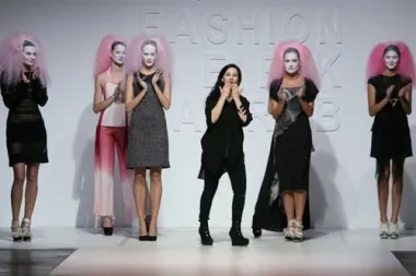 Ada Zanditon, ljubimica London Fashion Weeka i bivša bliska suradnica u studiju Alexandra McQueena i kontraverznog Garetha Pugha, drugi put se predstavila na Dreft Fashion Weeku Zagreb. Prvo peterominutnim filmom „Poseisus“ a nakon toga fantastičnom kolekcijom. Zagrebačka publika se ugodno iznenadila kada su na pistu izašle manekenke s bijelim licima i ružičastim perikama, koje je samo za Dreft FWZ osmislio frizer svjetskog ranga Christian Landon i time zaokružio Adinu ekološku modnu fantaziju.