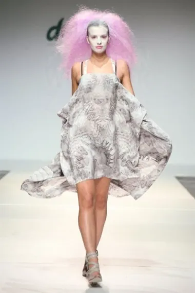 Ada Zanditon, ljubimica London Fashion Weeka i bivša bliska suradnica u studiju Alexandra McQueena i kontraverznog Garetha Pugha, drugi put se predstavila na Dreft Fashion Weeku Zagreb. Prvo peterominutnim filmom „Poseisus“ a nakon toga fantastičnom kolekcijom. Zagrebačka publika se ugodno iznenadila kada su na pistu izašle manekenke s bijelim licima i ružičastim perikama, koje je samo za Dreft FWZ osmislio frizer svjetskog ranga Christian Landon i time zaokružio Adinu ekološku modnu fantaziju.
