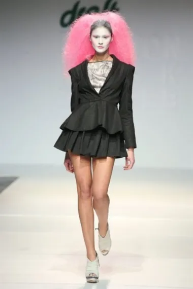 Ada Zanditon, ljubimica London Fashion Weeka i bivša bliska suradnica u studiju Alexandra McQueena i kontraverznog Garetha Pugha, drugi put se predstavila na Dreft Fashion Weeku Zagreb. Prvo peterominutnim filmom „Poseisus“ a nakon toga fantastičnom kolekcijom. Zagrebačka publika se ugodno iznenadila kada su na pistu izašle manekenke s bijelim licima i ružičastim perikama, koje je samo za Dreft FWZ osmislio frizer svjetskog ranga Christian Landon i time zaokružio Adinu ekološku modnu fantaziju.