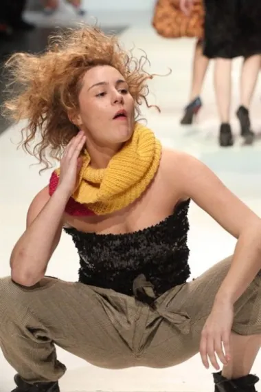 Ivana Popović u suradnji s Prljom i Mrletom iz benda Let3 koji su za samo za nju i njezin performance osmislili pjesmu „Klistir“, Ivana je publiku držala u napetosti do samoga kraja. Revija je najavljena riječima „nije za maloljetnike ni one sa slabijim srcem!“, nakon čega je Ivana prezentirala „zlatne pelene“. Umjesto manekenki pistom su defilirale glumice s Akademije dramskih umjetnosti. Prenaglašeno žvačući uz „“pijani hod, glumice su se odlučno zabavljale zajedno s publikom koju je cijeli show nasmijao i oduševio.