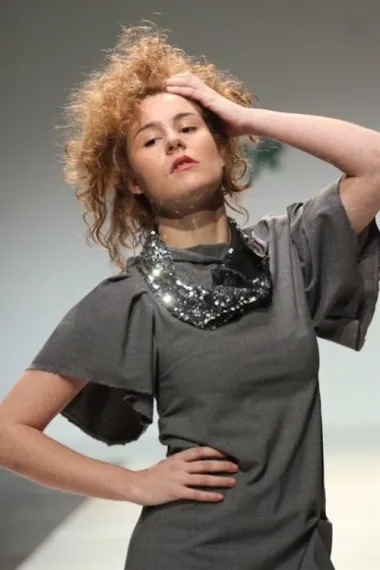 Ivana Popović u suradnji s Prljom i Mrletom iz benda Let3 koji su za samo za nju i njezin performance osmislili pjesmu „Klistir“, Ivana je publiku držala u napetosti do samoga kraja. Revija je najavljena riječima „nije za maloljetnike ni one sa slabijim srcem!“, nakon čega je Ivana prezentirala „zlatne pelene“. Umjesto manekenki pistom su defilirale glumice s Akademije dramskih umjetnosti. Prenaglašeno žvačući uz „“pijani hod, glumice su se odlučno zabavljale zajedno s publikom koju je cijeli show nasmijao i oduševio.