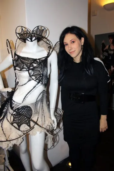 Zagrebačkoj publici predstavit će kolekciju s London Fashion Weeka naziva 'Poseisus' S/S 2012 za koju ju je inspirirala priroda mora - morski konjic, grčke boginje i haićanski karneval te origami za detalje