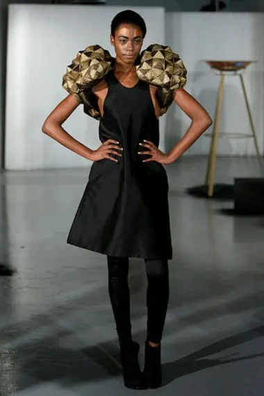 Zagrebačkoj publici predstavit će kolekciju s London Fashion Weeka naziva 'Poseisus' S/S 2012 za koju ju je inspirirala priroda mora - morski konjic, grčke boginje i haićanski karneval te origami za detalje