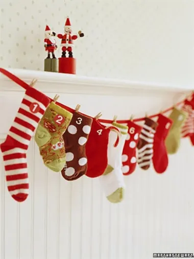Adventski kalendar od čarapa lijep je ukras, ako ne u dnevnoj sobi, onda svakako u dječjoj.
Kako ga izraditi pročitajte na www.marthastewart.com