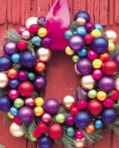 Evo primjera adventskog vijenca za vrata. Preuzeto sa www.goodhousekeeping.com