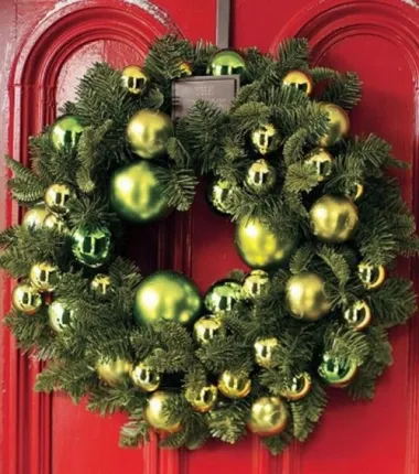 Evo primjera adventskog vijenca za vrata. Preuzeto sa www.housemoderns.com