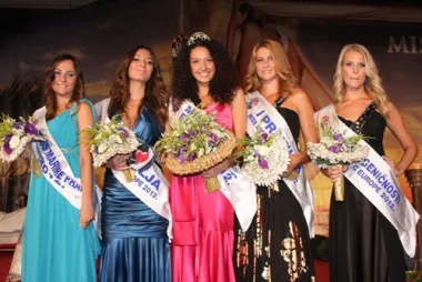 Petra Strelar, Miss Marina Frape, Matea Filipović, II. pratilja Miss Adriatic Europe 2012, Džemila &Scaron;ehović, Miss Adriatic Europe 2012, Snježana Ukić, I. pratilja Miss Adriatic Europe 2012 i Lisa Bernhauser, Miss Fotogeničnosti