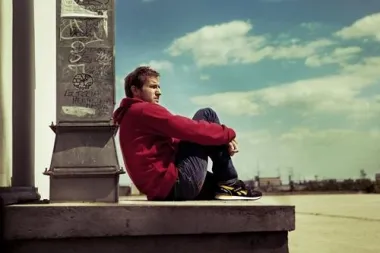 Ako ste u potrazi za kvalitetnim tenisicama koje će izdržati sve napore mladenačkog urbanog stila života i istovremeno udovoljiti vašim estetskim zahtjevima, tada su Reebok GL tenisice pravi izbor za vas! To potvrđuje i poznati osječki reper, Kandžija, koji je u modelu GL 6000 pronašao idealnog saveznika za odrađivanje mnogobrojnih nastupa s nevjerojatnom lakoćom. Ovaj model je idealan za mladu generaciju čiji životni stil zahtijeva izdržljivu obuću koja ispunjava visoke tehničke i estetske standarde. Srce GL 6000 čini sustav kontrole pokreta dizajniran za stabilnost prednjeg i stražnjeg dijela stopala, dok ušiveni stabilizator povećava potporu i kontrolira pronaciju.