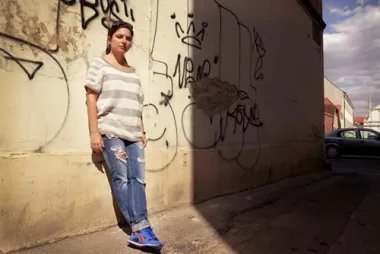 Za pripadnice ljepšeg spola tu je Reebok GL 1500, a da jednako dobro izgledaju kao što se kreću, potvrđuje mlada nada domaće glazbene scene, DJ Rea, kojoj Reebokice osiguravaju cool izgled u skladu s aktualnim modnim trendovima. Suvremenom dizajnu pridan je dašak odvažnih boja koje će svojom upečatljivošću podići svaki outfit, dok će funkcionalnost ovih tenisica zadovoljiti sve potrebe užurbanog životnog stila urbane generacije. Idealan su spoj nevjerojatne lakoće i izdržljivosti, a zbog svoje prilagodljivosti, jednako se lako kombiniraju s casual jeansom, ali i ležernom sportskom odjećom.
