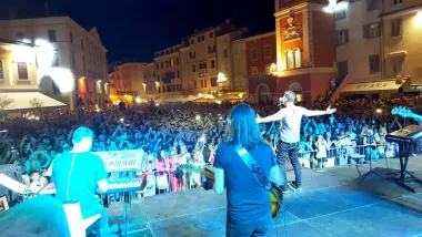 Željko Joksimović oduševio je domaću i stranu publiku koncertom održanim na tradicionalnoj Rovinjskoj noći održanoj u subotu, 22. kolovoza 2015