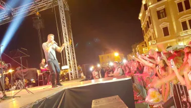 Više od 20.000 ljudi pjevalo je i plesalo uz Joksimovićeve najveće hitove što govori o rekordnoj posjećenosti Rovinjske noći koju organizira Turistička zajednica Rovinj.