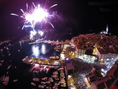 Ljudi su žurili u Rovinj kako bi sudjelovali u glazbenom spektaklu nakon kojeg je slijedio vatromet.