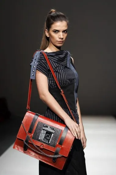 Artiđana - dizajnerica Ana Ćavar uz prekrasne torbe Bags by Kristina dizajnerice Kristine Fazinić (Foto: Maja Brčić)