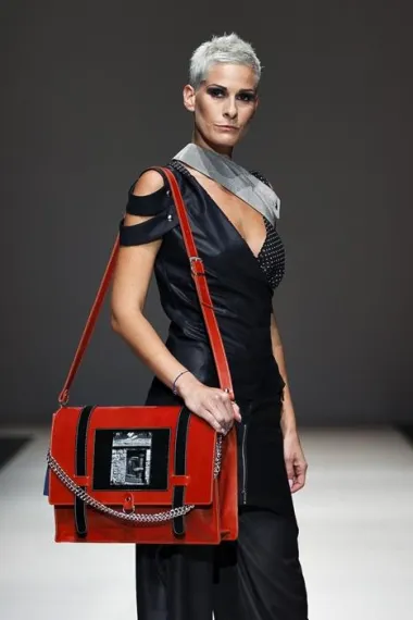 Artiđana - dizajnerica Ana Ćavar uz prekrasne torbe Bags by Kristina dizajnerice Kristine Fazinić (Foto: Maja Brčić)