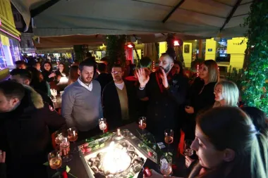 U Glow baru za Valentinovo sve je bilo u znaku ljubavi zahvaljujući kombinaciji najfinijih spritzeva. Prekrasno okruženje privuklo je brojne poznate osobe među kojima su bili Tonči Huljić, Antonija Mandić, Ivan Šarić, Barbara Repe, Hana Hadžiavdagić... (FOTO: Borna Filić/PIXSELL)