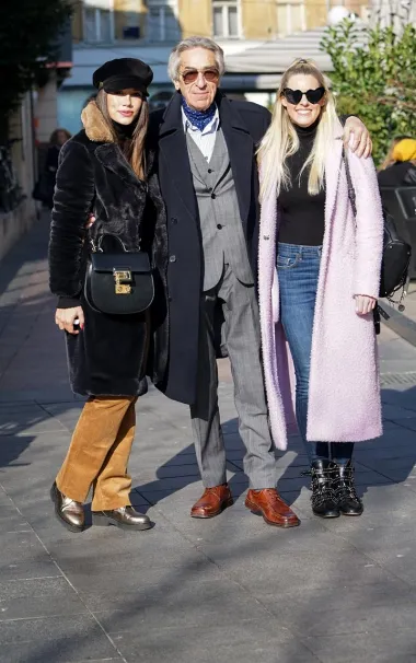 Uz brojne prekrasne dame u zanimljivim kombinacijama, ovaj vikend 'oko sokolovo' ulovilo je i Taljata Tonija Selmanija u zagrljaju Andree Andrassy i Jelene Lešić. Toni je postao viralni hit komentarom o tome da se vježbanjem pobjeđuje bolest. Reci nam u komentarima koja te dama najviše oduševila svojom kombinacijom (FOTO: Danijel Pavelić)