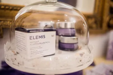 Nakon kremnog noćnog ulja, kreme za područje oko očiju i maske „1000 cvjetova“, Elemis je predstavio  Peptide4 Adaptive Day Cream - dnevnu kremu za usavršavanje kože koja matira, izjednačava i balansira &amp; Plumping Pillow Facial - noćnu gel masku koja popunjava, obnavlja i hidratizira kožu