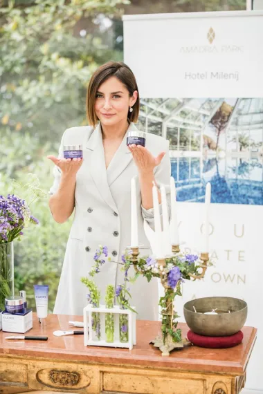 Antonija je nadodala kako ju je oduševio novi Elemis tretman za njegu kože lica Peptide 24/7 Skin Synk. "Kombinacijom specijalnih tehnika masaže mojoj koži vraća blistavost kao osam sati sna, a tragovi umora nestaju", kazala je.