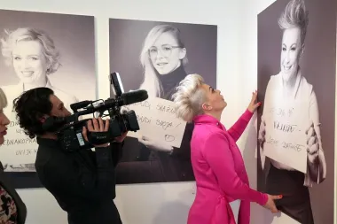 U galeriji Kranjčar u Zagrebu otvorena je izložba fotografija "Žene, ženama" fotografa Zvonimira Ferine. Što misliš o stylingu poznatih dama? (FOTO: Goran Stanzl/PIXSELL)