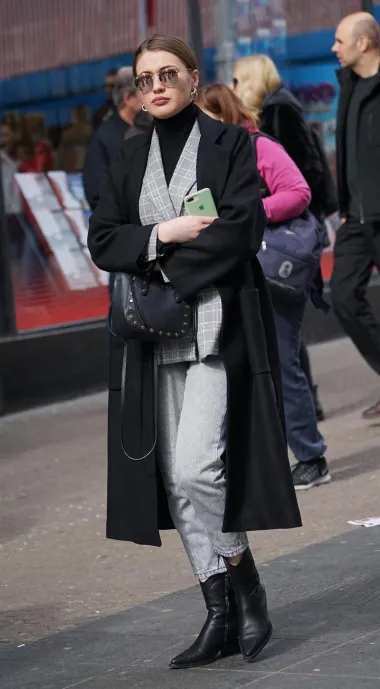 Lijepo vrijeme izmamilo je ljepotice na zagrebačke ulice, a svojim su kombinacijama plijenile pažnju. Napiši nam što misliš - top ili flop? (FOTO: Danijel Pavelić)