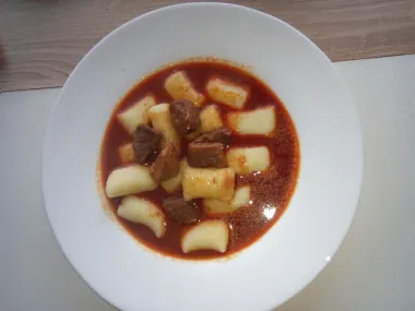 Slavonski čobanac sa njokima.
