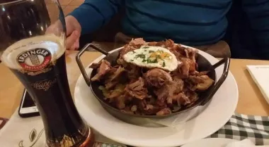 Preukusna koljenica sa špekom, krompirima i jajima