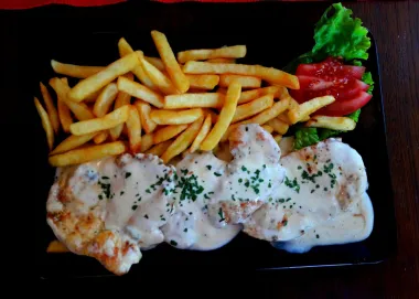 Piletina s 4 vrste sira i pommes :)