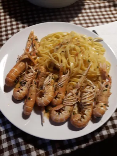 Škampi na buzaru sa tagliatellama