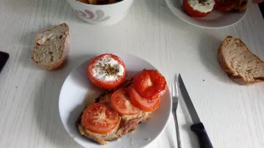 Prepečeni kruh sa tunom i svježim sirom i paradajz