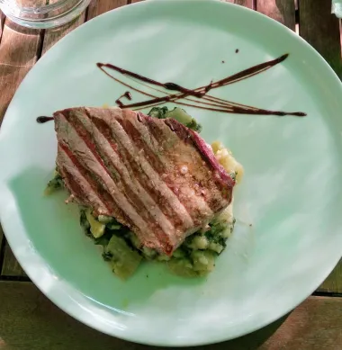 Tuna na mekoj posteljici od blitve s krumpirom