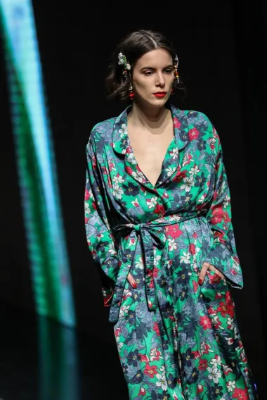 Uz romantične referenci koje su dodatno bile upotpunjene s krunama i dekorativnim ukosnicama, publika na Bipa FASHION.HR-a imala je priliku vidjeti i veliku floralnu sekciju gdje je kroz mnoge patchwork tehnike, dizajner prikazao kombinacije cvjetnih motiva (FOTO: Jurica Galoić/PIXSELL)