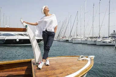 Ana je izabrala i crne elegantne capri hlače u kombinaciji s bijelom majicom širokih rukava. Što misliš o njezinom odabiru?