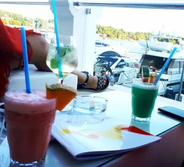 Osvježavajuće piće i pogled na more