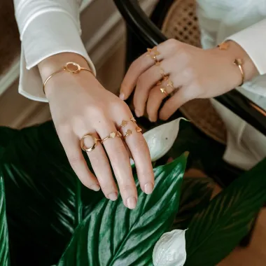 Osim proslavljenih prstenčića i statement naušnica, 'Golden hour' kolekcija donosi i nove modele „Želja mi je bila pomoći u vječnoj ženskoj dvojbi u kojoj želimo naušnice za ‘van’, a trebaju nam diskretnije naušnice za posao. (FOTO: Karmen Poznić)