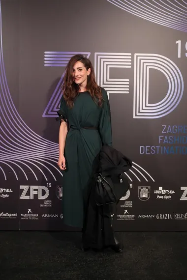 Velik broj ljubitelja mode podržao je i drugi dan Zagreb Fashion Destinationa. Tvornica Kulture Zagreb bila je mjesto gdje je sedam dizajnera predstavilo svoje zanimljive kolekcije. Pogledaj tko je došao od poznatih faca i napiši nam u komentarima što misliš o njihovom stylingu. Prvu smo izdvojile Zrinku Cvitešić (FOTO: Goran Perešin)