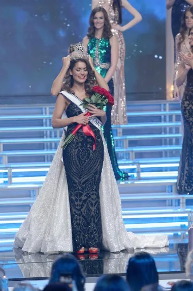 Top 5, u koje su se plasirale Mia Rkman, Tea Slavica, Maja Čatlak , Nika Glasnović i Rebeka Raić imalo je priliku odgovarati na pitanja žirija. Drugom pratiljom proglašena je Maja Čatlak iz Makarske a prvom pratiljom Tea Slavica iz Zagreba. (FOTO: Dalibor Urukalović/PIXSELL)