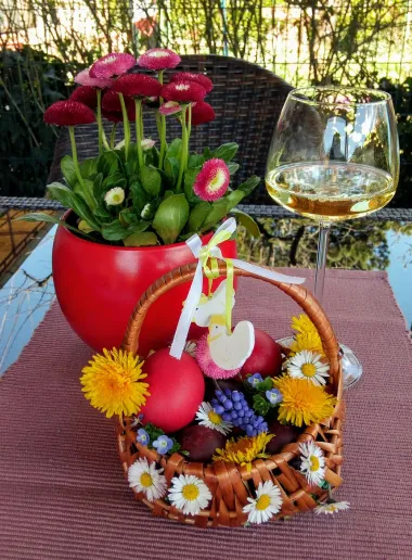 Košarica , cvijeće i vino