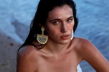 Modeli iz ove kolekcije odišu jednostavnošću i elegancijom te originalnošću delikatne izrade. Stvoreni su za svaku ljetnu kombinaciju koju će podignuti na novu razinu te divno pristajati uz preplanuli ljetni ten.