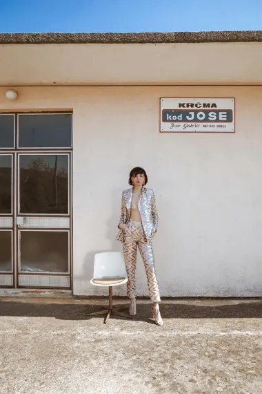 Dizajnerica je  željela kreirati kolekciju koja izgledala elegantno i smiono te  razotkrivajuće. Resort kolekcija inspirirana je disco groznicom što potvrđuju i kreacije poput odijela koja su izvezena zlatnim šljokicama. (FOTO: Karmen Poznić)