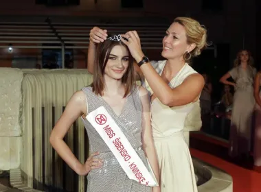 U Skradinu na prekrasnom trgu uz samu rivu izabrana je Miss Šibensko-kninske  županije, a najljepšom je proglašena Helena Madić. (FOTO: Duško Jaramaz/PIXSELL)