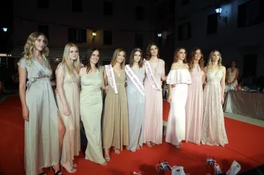 Prekrasnih devet  ljepotica natjecalo se za titulu najljepše, djevojke su bile iz Knina, Drniša, Šibenika i Skradina a poznato je da su sve dosadašnje pobjednice Šibensko-kninske županije jako visoko kotirale pa i osvojile lentu najljepše u finalima Miss Hrvatske stoga je vladalo veliko zanimanje za ovim izborom.  (FOTO: Duško Jaramaz/PIXSELL)