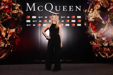 Sinoć je zagrebačko kino Kaptol Boutique Cinema bilo modno središte Hrvatske jer je film ‘McQueen’ okupio creme-de-la-creme modnog svijeta; brojni dizajneri, modni urednici i obožavatelji genija Alexandera McQueena premijerno su mogli pogledati film o kojem se govori već mjesecima. 
Crna boja bila je dress code večeri, a poznate dame oduševile su svojim klasičnim odabirima. Jelena Veljača (Foto: Bojan Zibar)