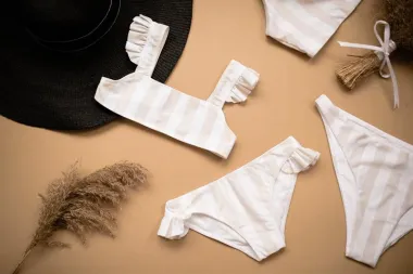 Od 2015.godine sestre Izabel i Ivana marljivo stvaraju svoj prepoznatljiv brend. Kvalitetnim organskim materijalima koji u skladu sa detaljno razrađenim dizajnom stvaraju priliku za čisto, prekrasno djetinjstvo bez štetnih kemikalija oko naših najmanjih.