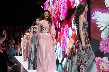 Proljeće je stiglo, u svom veličanstvenom, raskošnom, romantičnom smislu. Poruka je to nove kolekcije Ivice Skoke prikazane sinoć na reviji u sklopu Bipa FASHION.HR-a kojom je oduševio publiku i još jednom pokazao majstorsko umijeće dizajnera čije su haljine prava umjetnička djela (FOTO: Davor Puklavec/PIXSELL)