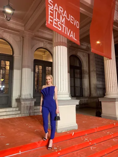 Da red carpet nije namijenjen samo za haljine potvrdila je Jelena Rozga koja je kombinezonom modne kuće Arileo savršeno naglasila svoju figuru. (Foto: SFF press)