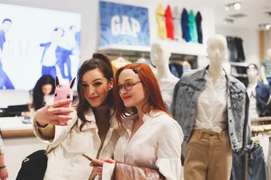 Otvorenje su s velikim su nestrpljenjem dočekali brojni obožavatelji mode, poznate osobe i  influenceri. Pogledaj tko je sve došao i napiši nam što misliš o stylingu :)